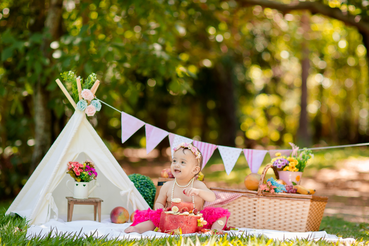 A Elisa ama frutas, e então bolamos junto com a mamãe Lays o smash the fruit....montamos um cenário com as frutas favoritas da pequena, 
Neste ensaio ela pode aproveitar suas frutinhas favoritas e também experimentar novos sabores, essa sessão é uma delia