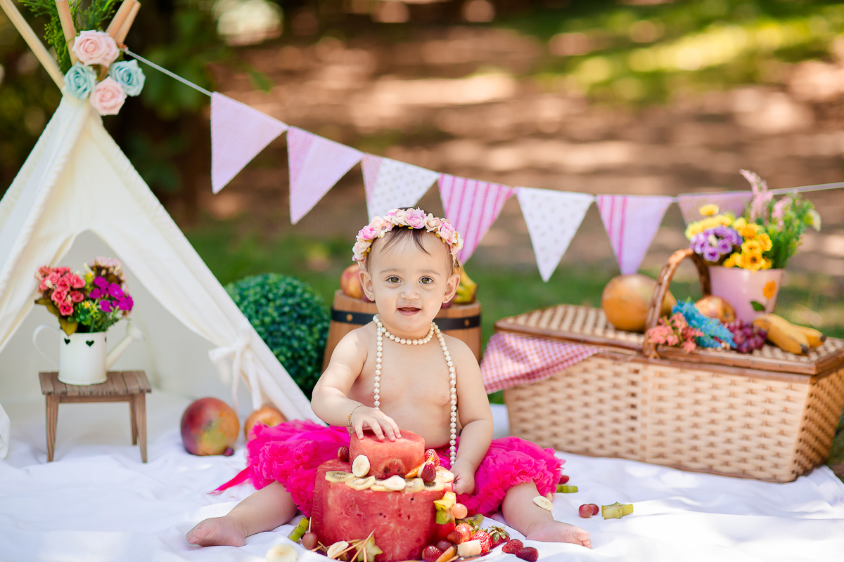 A Elisa ama frutas, e então bolamos junto com a mamãe Lays o smash the fruit....montamos um cenário com as frutas favoritas da pequena, 
Neste ensaio ela pode aproveitar suas frutinhas favoritas e também experimentar novos sabores, essa sessão é uma delia