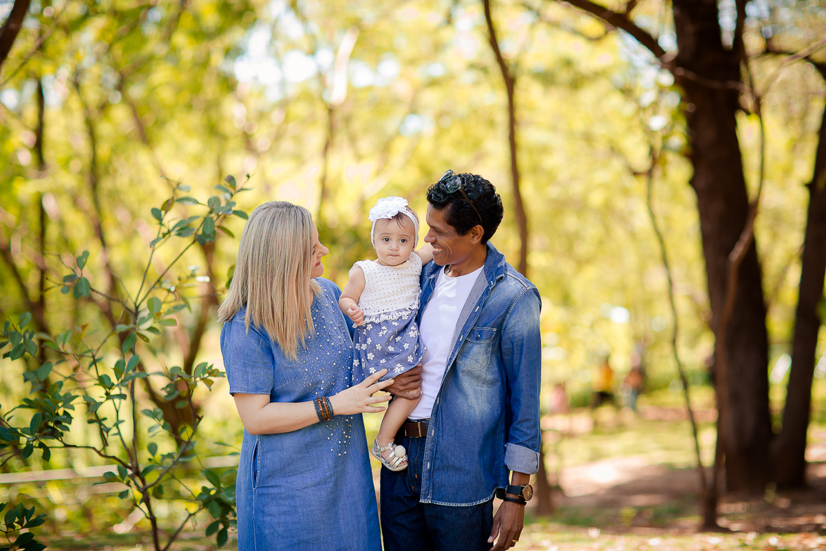 A Elisa ama frutas, e então bolamos junto com a mamãe Lays o smash the fruit....montamos um cenário com as frutas favoritas da pequena, 
Neste ensaio ela pode aproveitar suas frutinhas favoritas e também experimentar novos sabores, essa sessão é uma delia