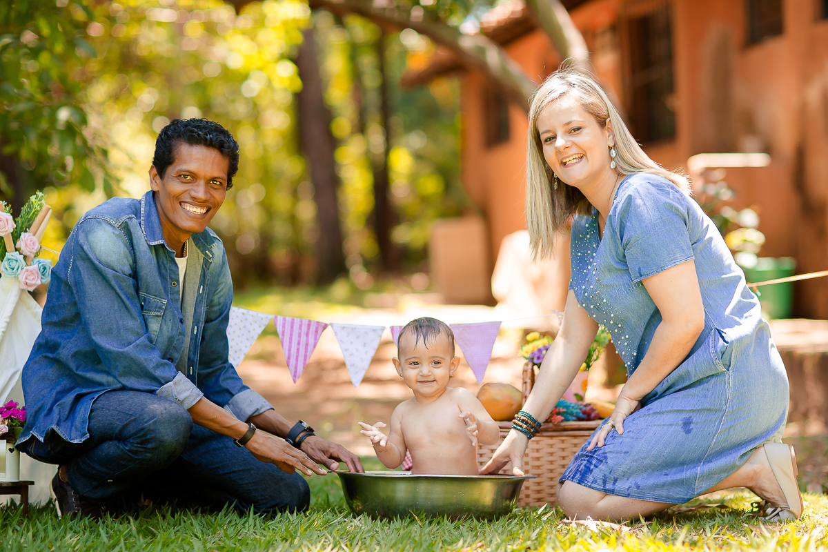 A Elisa ama frutas, e então bolamos junto com a mamãe Lays o smash the fruit....montamos um cenário com as frutas favoritas da pequena, 
Neste ensaio ela pode aproveitar suas frutinhas favoritas e também experimentar novos sabores, essa sessão é uma delia