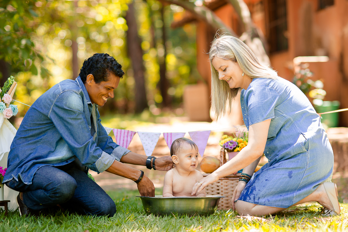 A Elisa ama frutas, e então bolamos junto com a mamãe Lays o smash the fruit....montamos um cenário com as frutas favoritas da pequena, 
Neste ensaio ela pode aproveitar suas frutinhas favoritas e também experimentar novos sabores, essa sessão é uma delia
