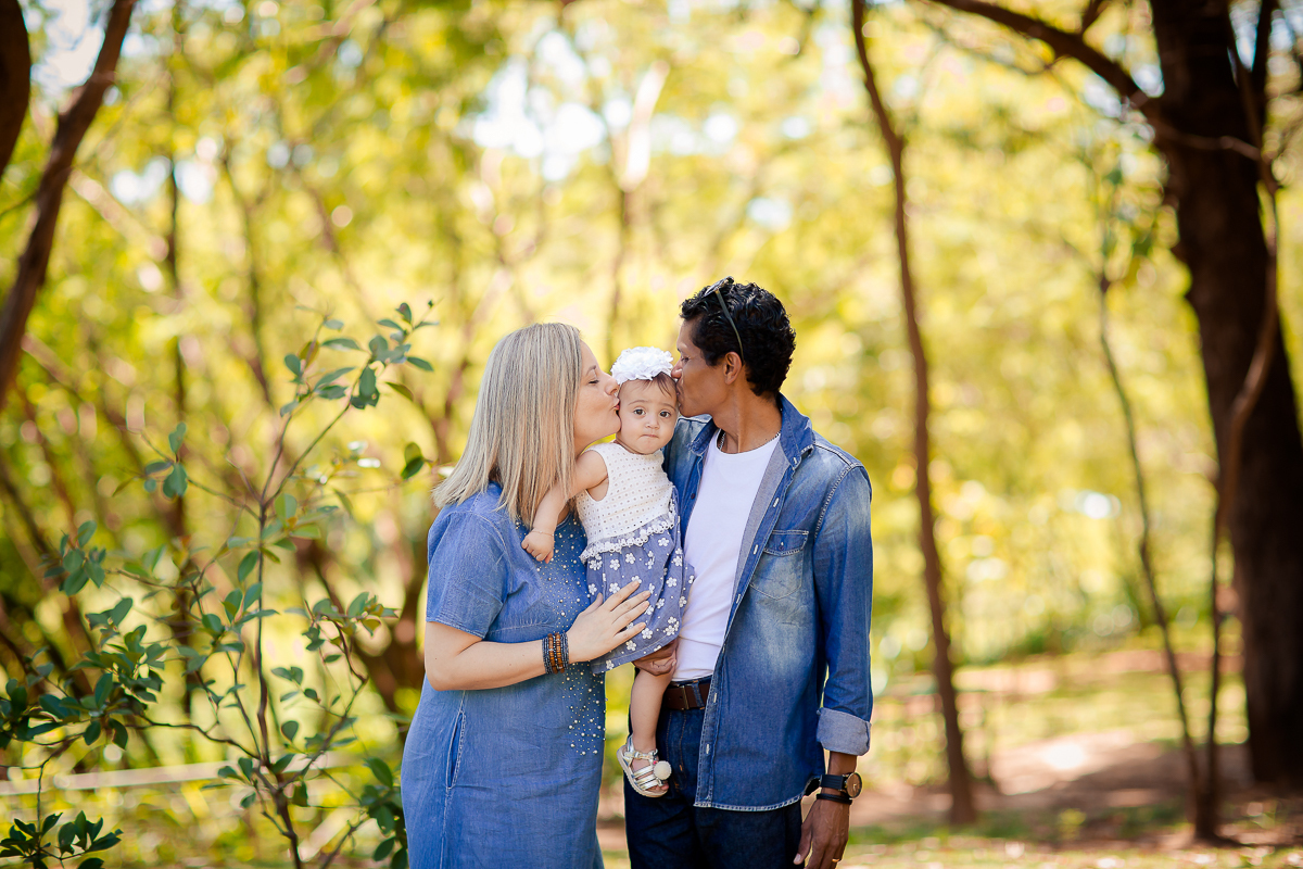 A Elisa ama frutas, e então bolamos junto com a mamãe Lays o smash the fruit....montamos um cenário com as frutas favoritas da pequena, 
Neste ensaio ela pode aproveitar suas frutinhas favoritas e também experimentar novos sabores, essa sessão é uma delia