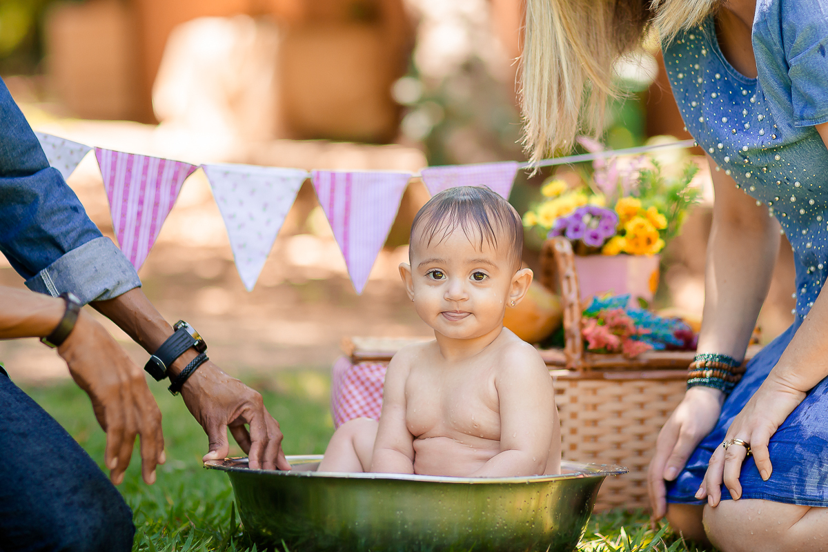 A Elisa ama frutas, e então bolamos junto com a mamãe Lays o smash the fruit....montamos um cenário com as frutas favoritas da pequena, 
Neste ensaio ela pode aproveitar suas frutinhas favoritas e também experimentar novos sabores, essa sessão é uma delia