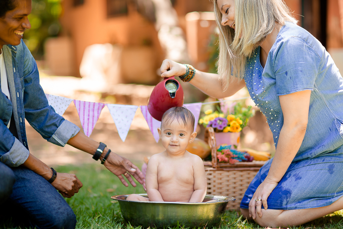 A Elisa ama frutas, e então bolamos junto com a mamãe Lays o smash the fruit....montamos um cenário com as frutas favoritas da pequena, 
Neste ensaio ela pode aproveitar suas frutinhas favoritas e também experimentar novos sabores, essa sessão é uma delia