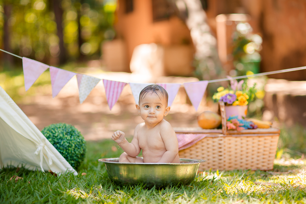 A Elisa ama frutas, e então bolamos junto com a mamãe Lays o smash the fruit....montamos um cenário com as frutas favoritas da pequena, 
Neste ensaio ela pode aproveitar suas frutinhas favoritas e também experimentar novos sabores, essa sessão é uma delia