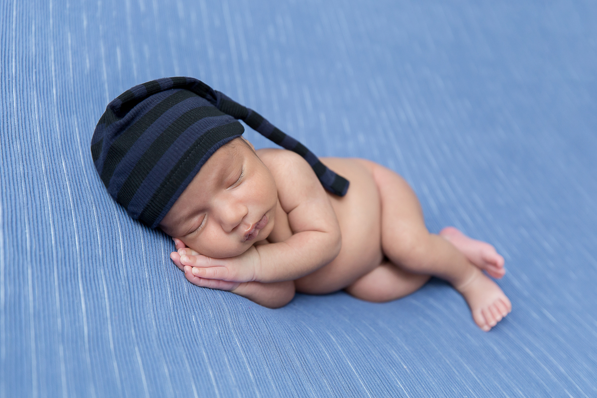 Imagina um ensaio newborn de um bebê super fofo. Agora imagina um recém-nascido super tranquilo. 

Pronto, essa fofura é o Henry Lucas, fotografado com 16 dias de vida . Uma gostosura de ensaio newborn!! 

 É muita fofura num só bebê não é mesmo? 