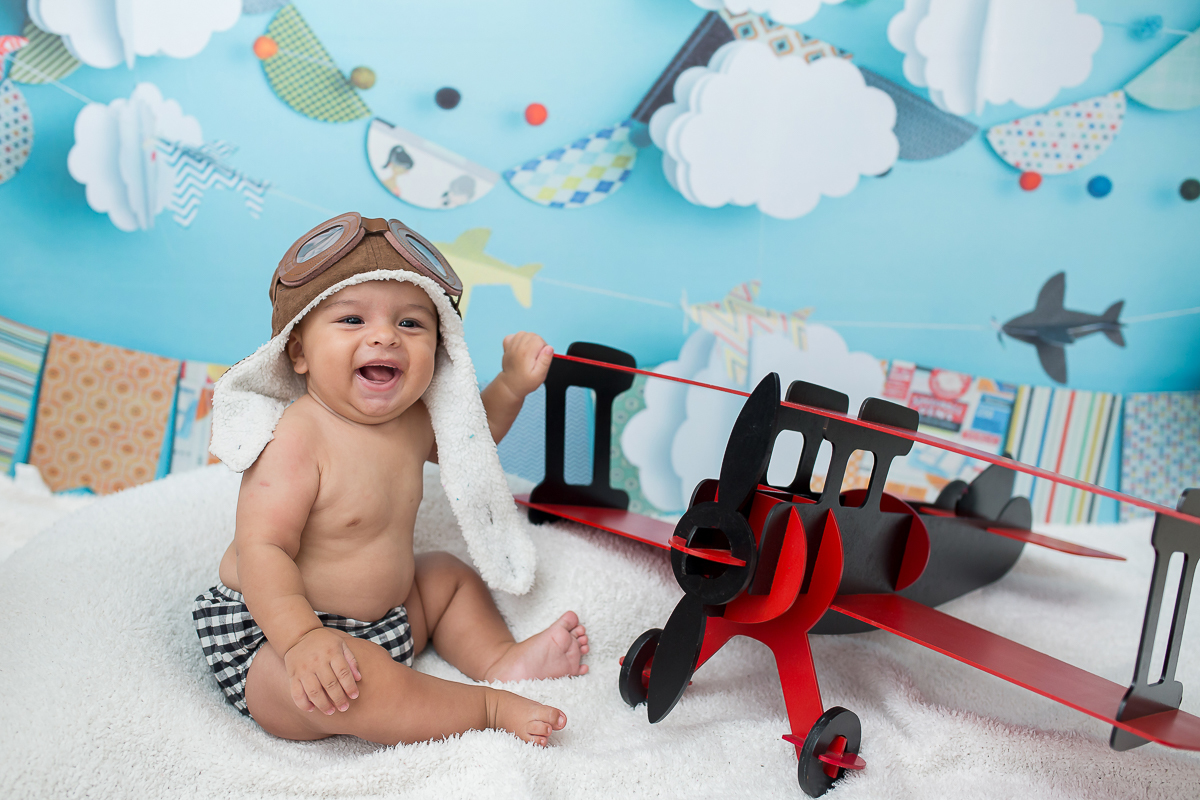 Bruno 6 meses todo alegre com o avião