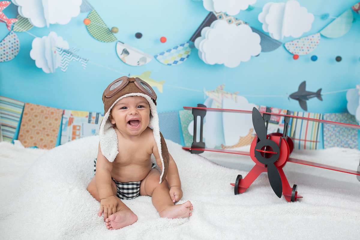 Bruno 6 meses todo alegre com o avião