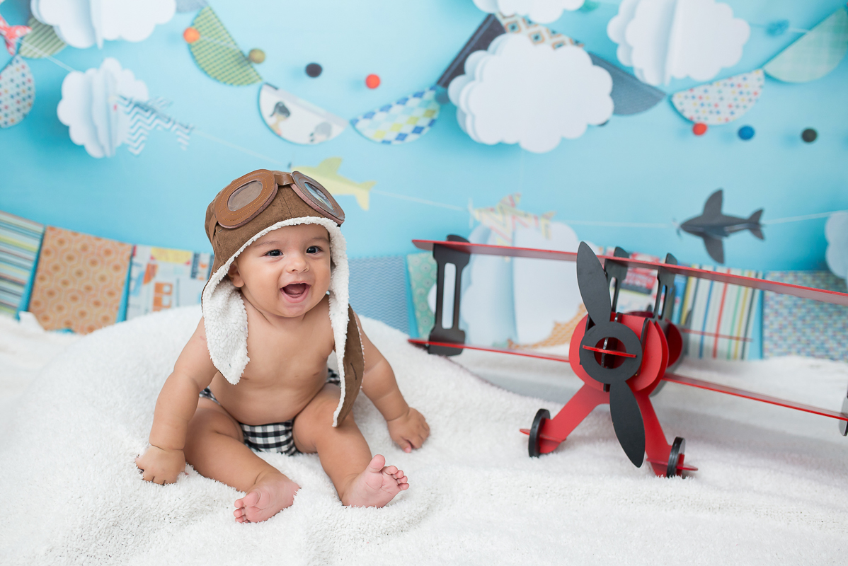 Bruno 6 meses todo alegre com o avião