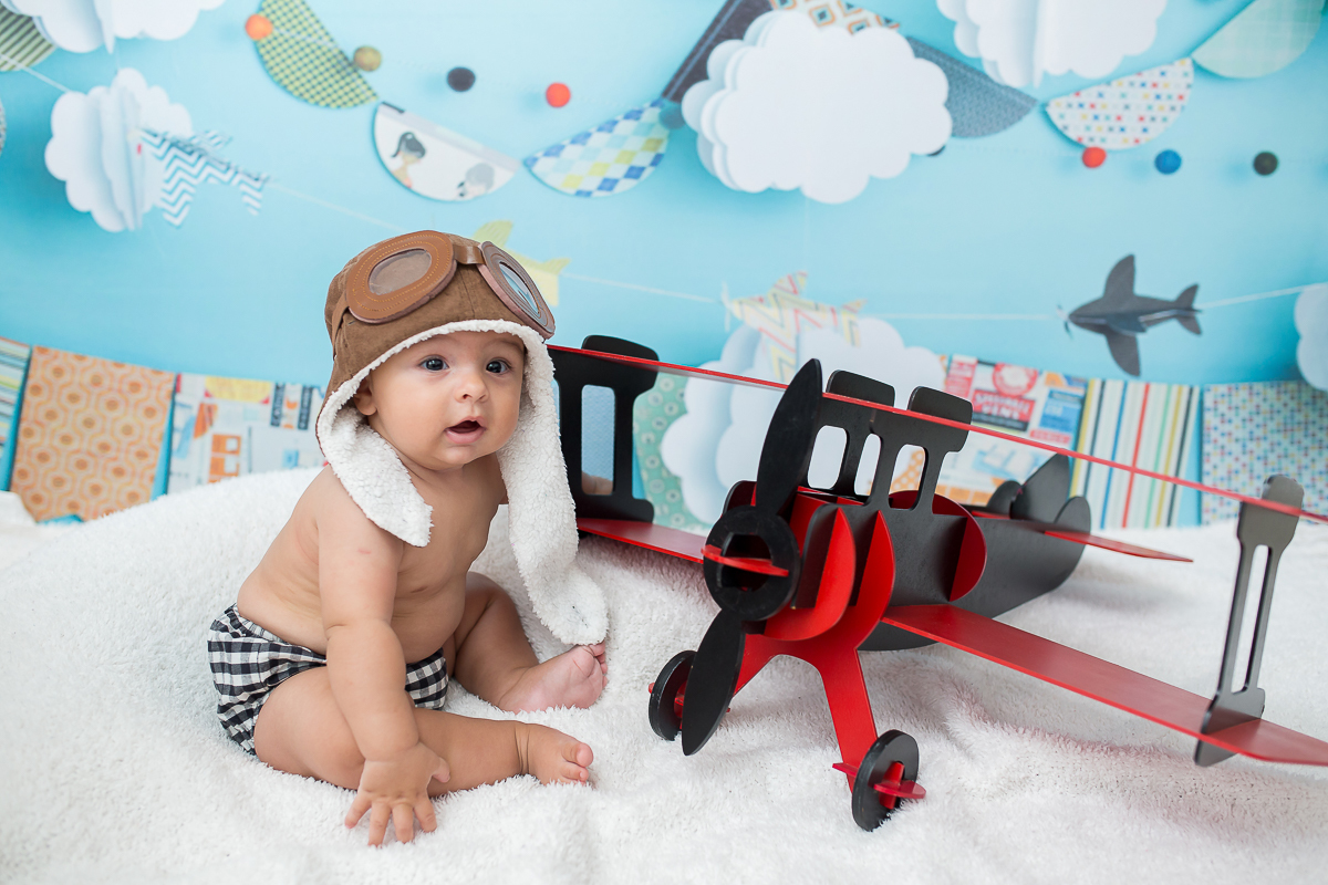 Bruno 6 meses todo alegre com o avião