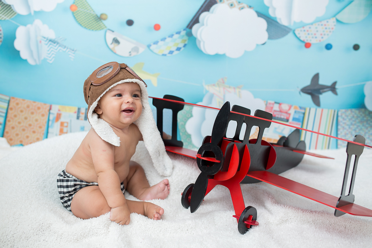 Bruno 6 meses todo alegre com o avião