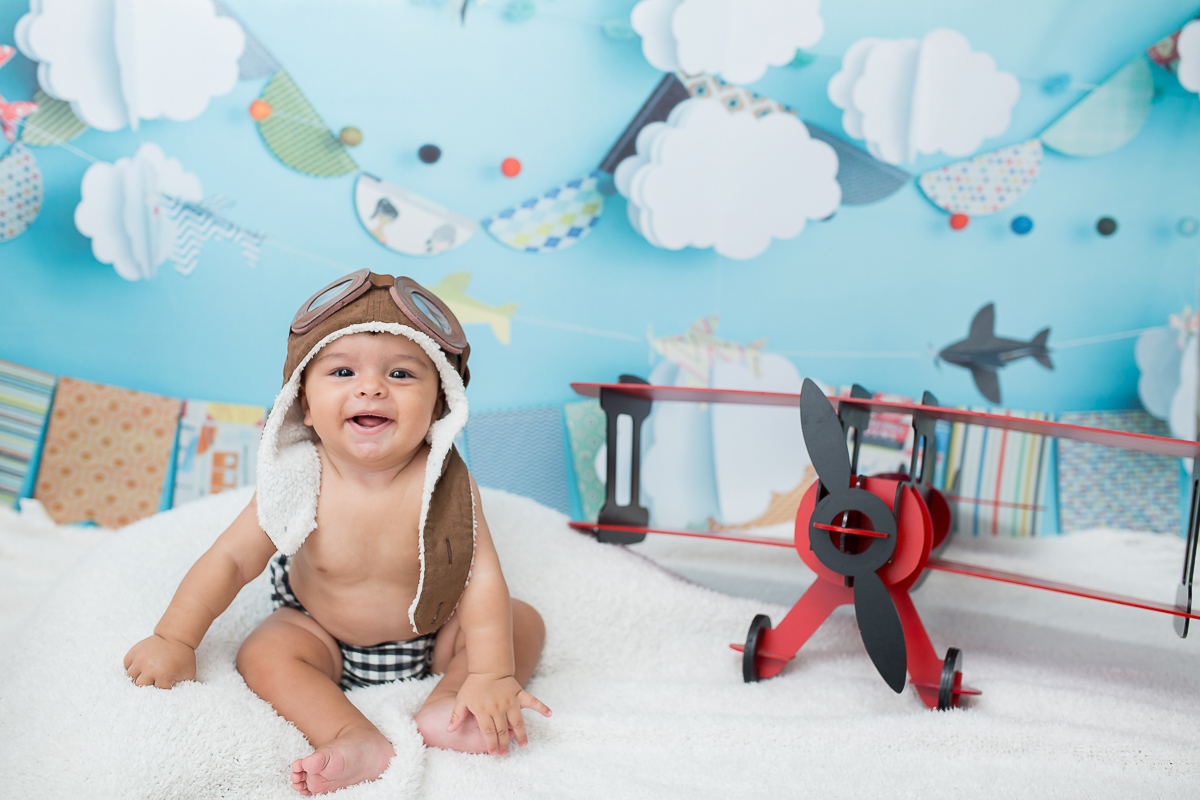 Bruno 6 meses todo alegre com o avião