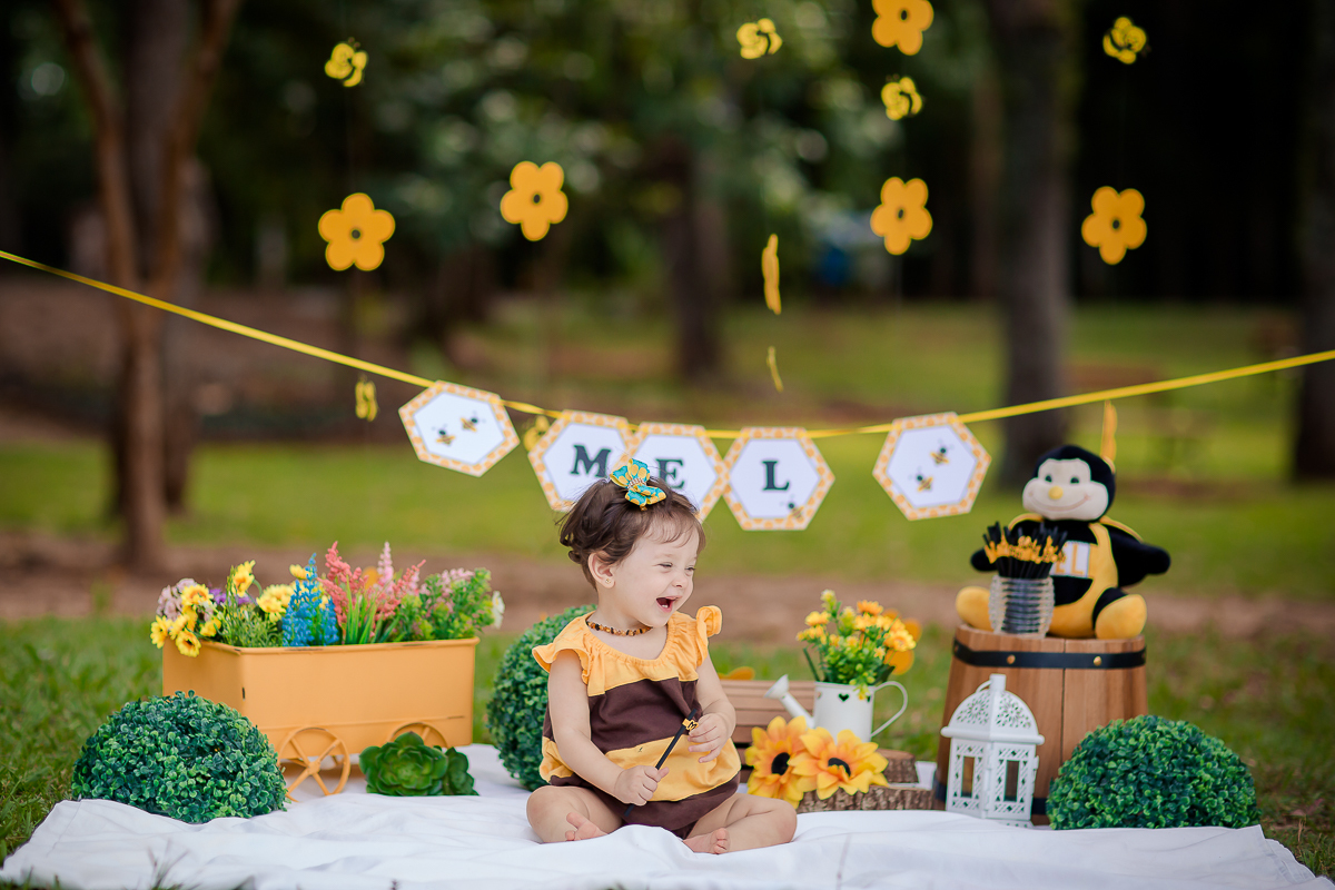 Muitos sorrisos e muita gostosura, A doce Mel se divertiu e se lambuzou com seu Papai e sua Mamãe, que família linda!