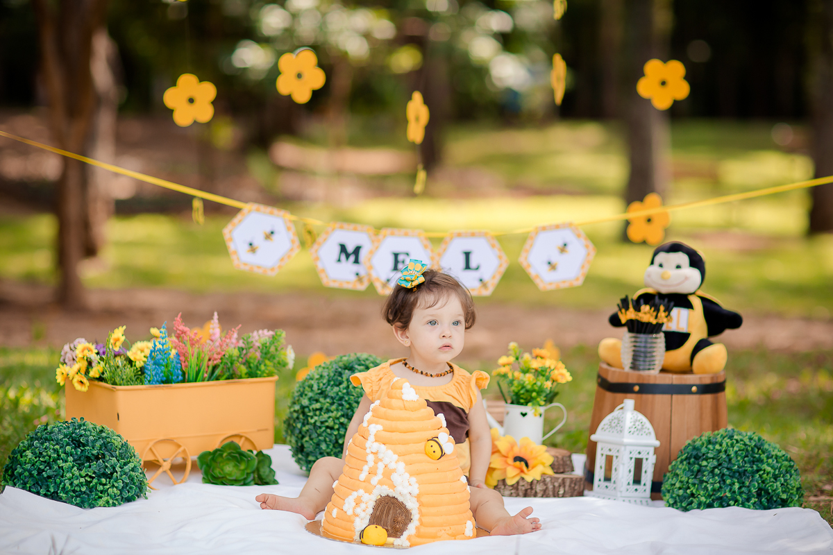 Muitos sorrisos e muita gostosura, A doce Mel se divertiu e se lambuzou com seu Papai e sua Mamãe, que família linda!