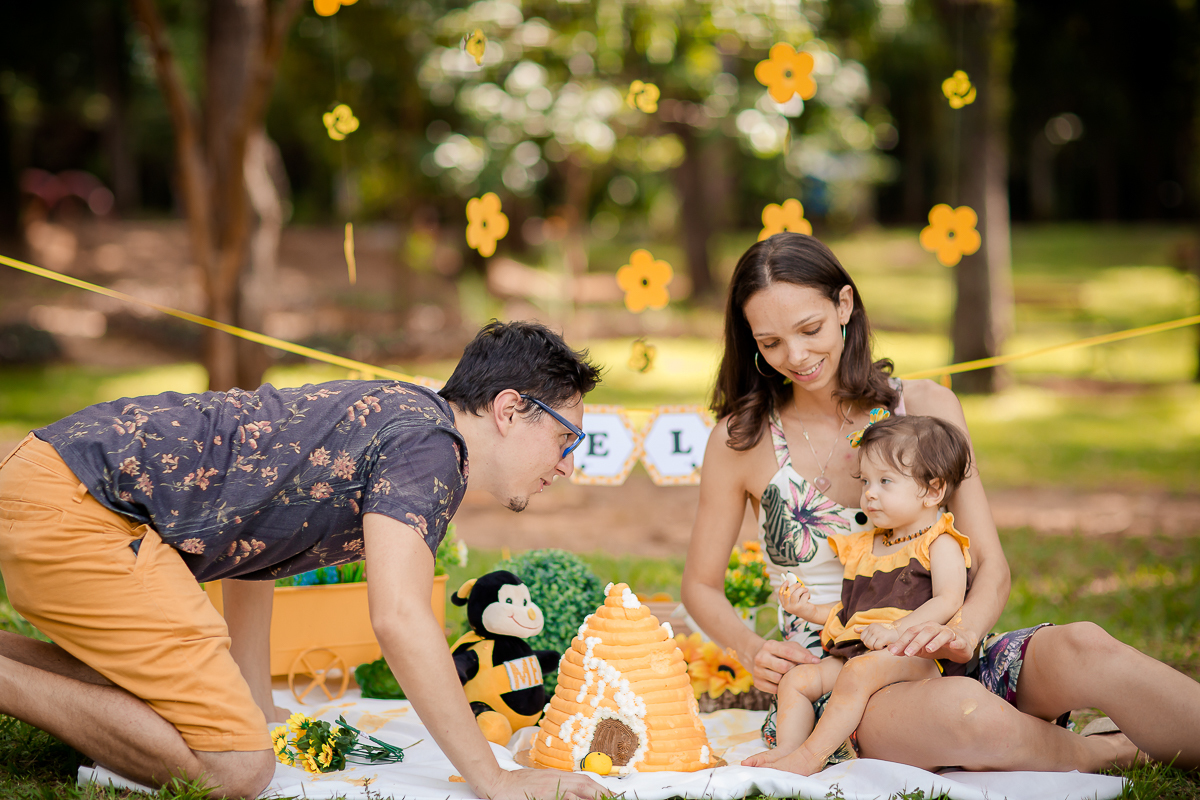 Muitos sorrisos e muita gostosura, A doce Mel se divertiu e se lambuzou com seu Papai e sua Mamãe, que família linda!