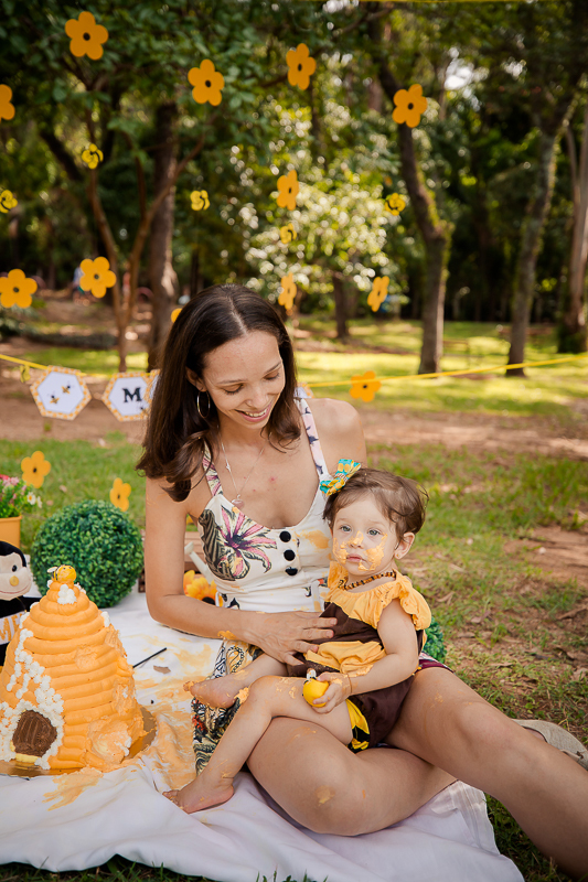 Muitos sorrisos e muita gostosura, A doce Mel se divertiu e se lambuzou com seu Papai e sua Mamãe, que família linda!