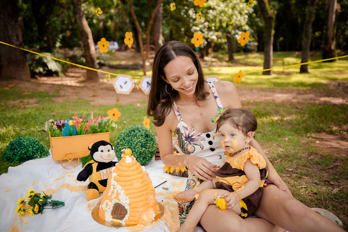 Muitos sorrisos e muita gostosura, A doce Mel se divertiu e se lambuzou com seu Papai e sua Mamãe, que família linda!