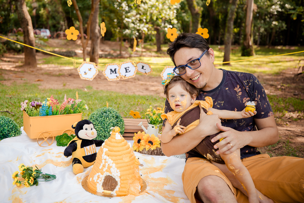 Muitos sorrisos e muita gostosura, A doce Mel se divertiu e se lambuzou com seu Papai e sua Mamãe, que família linda!