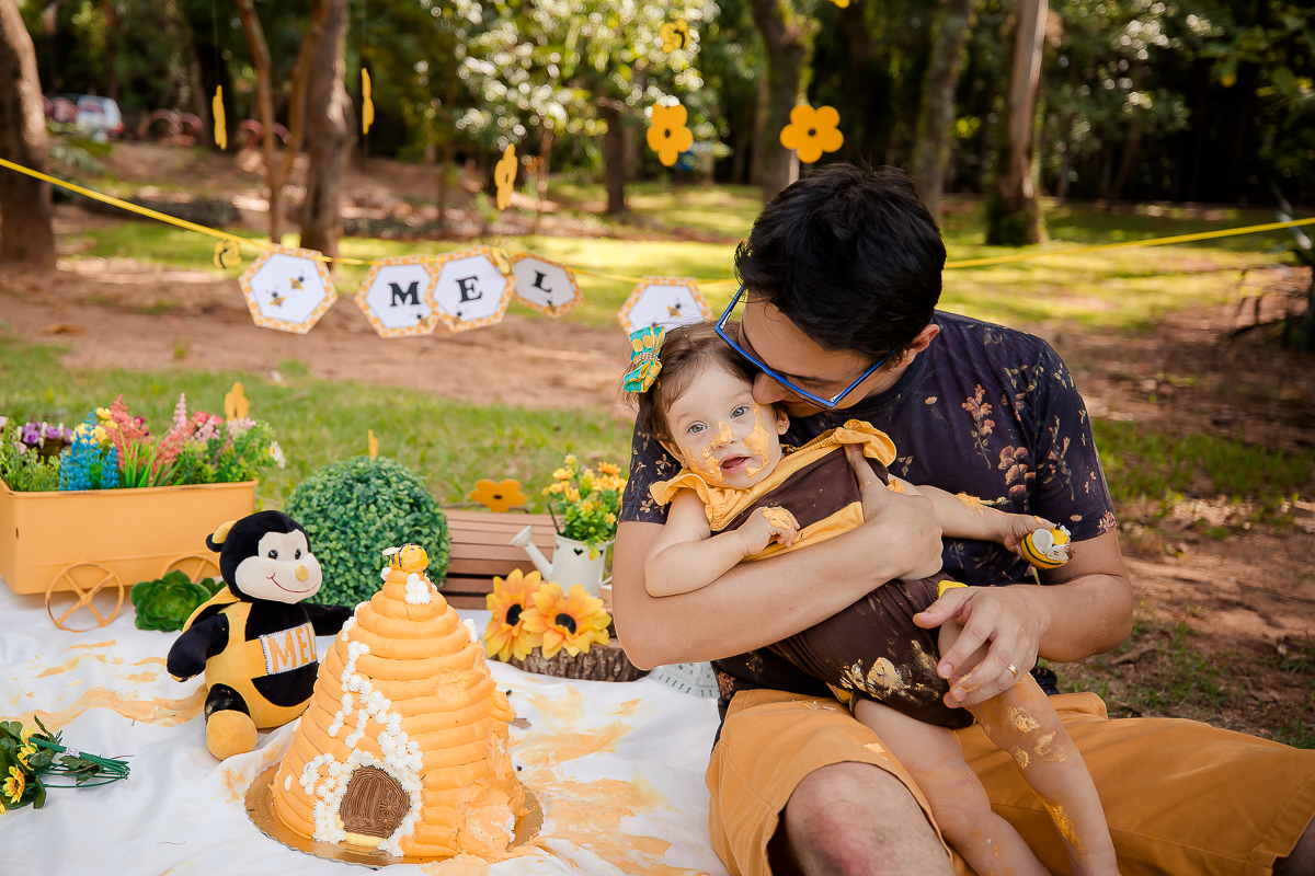 Muitos sorrisos e muita gostosura, A doce Mel se divertiu e se lambuzou com seu Papai e sua Mamãe, que família linda!