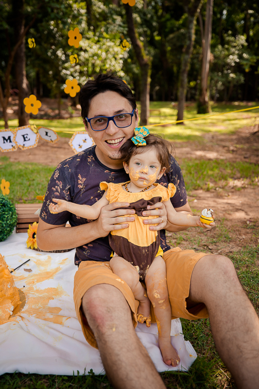Muitos sorrisos e muita gostosura, A doce Mel se divertiu e se lambuzou com seu Papai e sua Mamãe, que família linda!