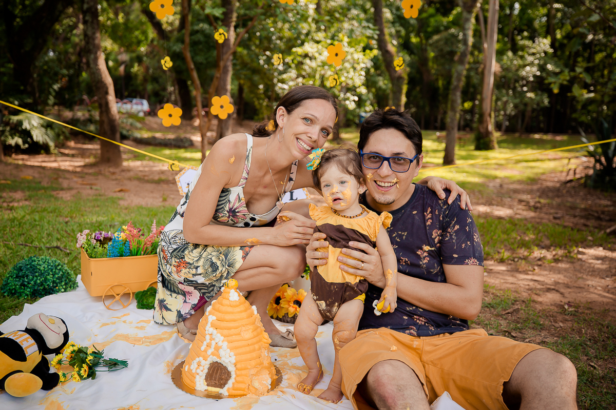 Muitos sorrisos e muita gostosura, A doce Mel se divertiu e se lambuzou com seu Papai e sua Mamãe, que família linda!