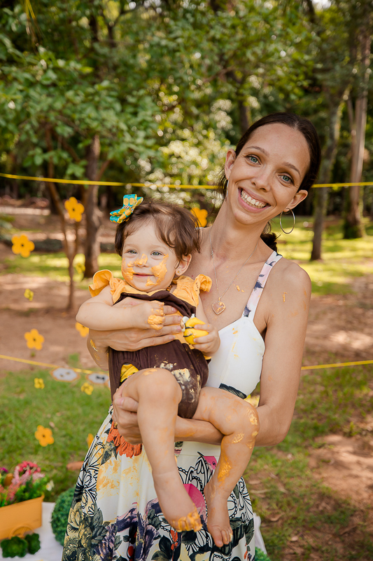 Muitos sorrisos e muita gostosura, A doce Mel se divertiu e se lambuzou com seu Papai e sua Mamãe, que família linda!