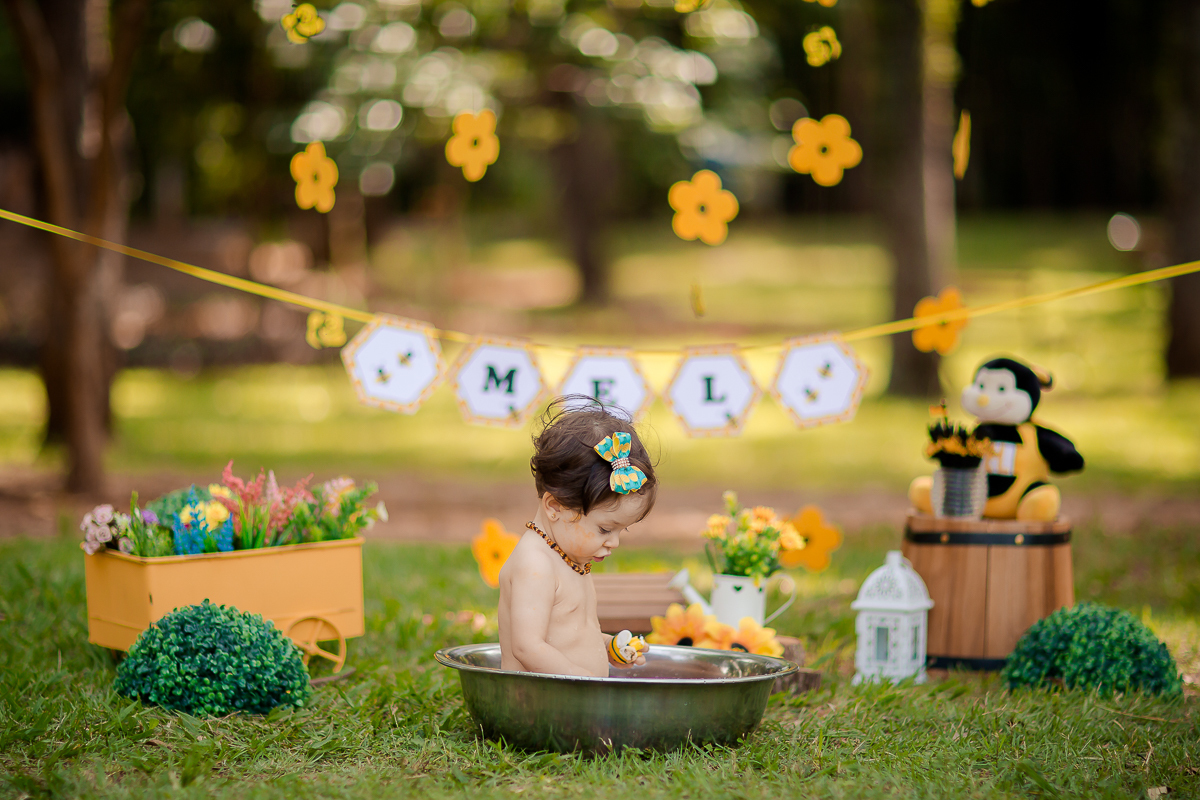 Muitos sorrisos e muita gostosura, A doce Mel se divertiu e se lambuzou com seu Papai e sua Mamãe, que família linda!