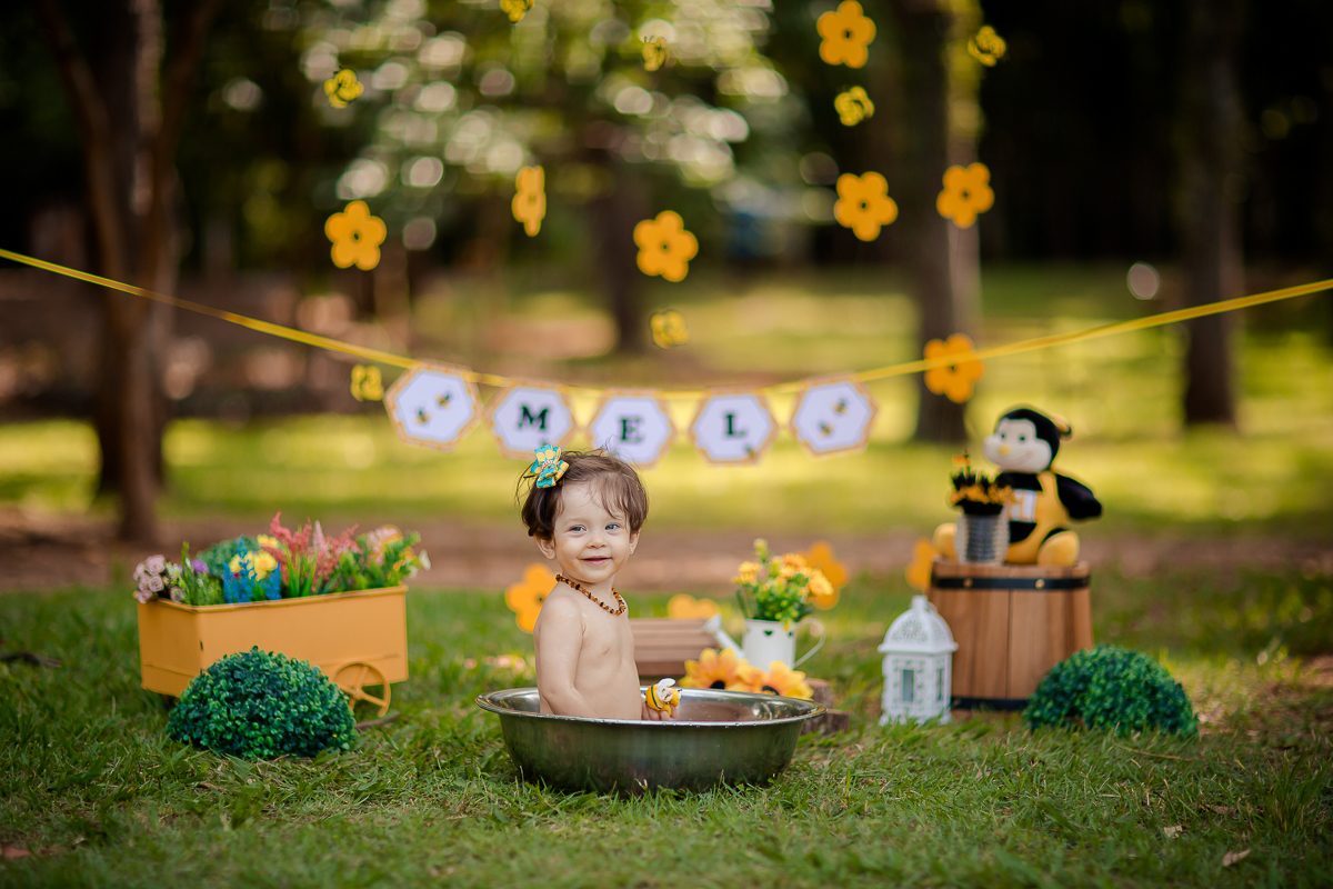 Muitos sorrisos e muita gostosura, A doce Mel se divertiu e se lambuzou com seu Papai e sua Mamãe, que família linda!