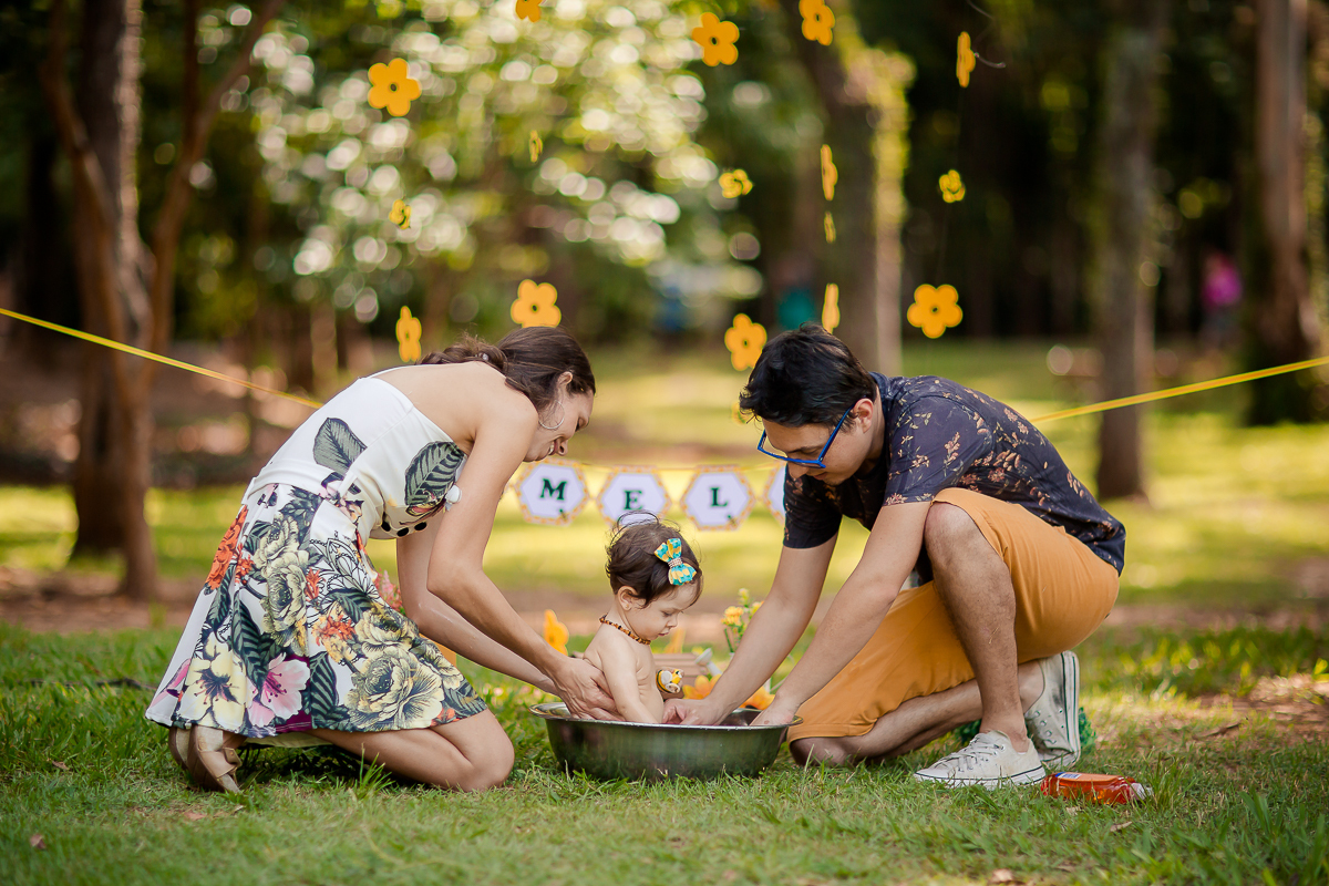 Muitos sorrisos e muita gostosura, A doce Mel se divertiu e se lambuzou com seu Papai e sua Mamãe, que família linda!