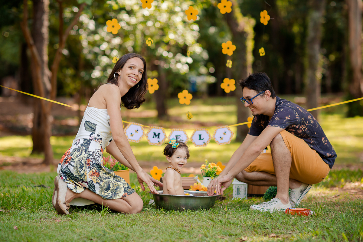 Muitos sorrisos e muita gostosura, A doce Mel se divertiu e se lambuzou com seu Papai e sua Mamãe, que família linda!