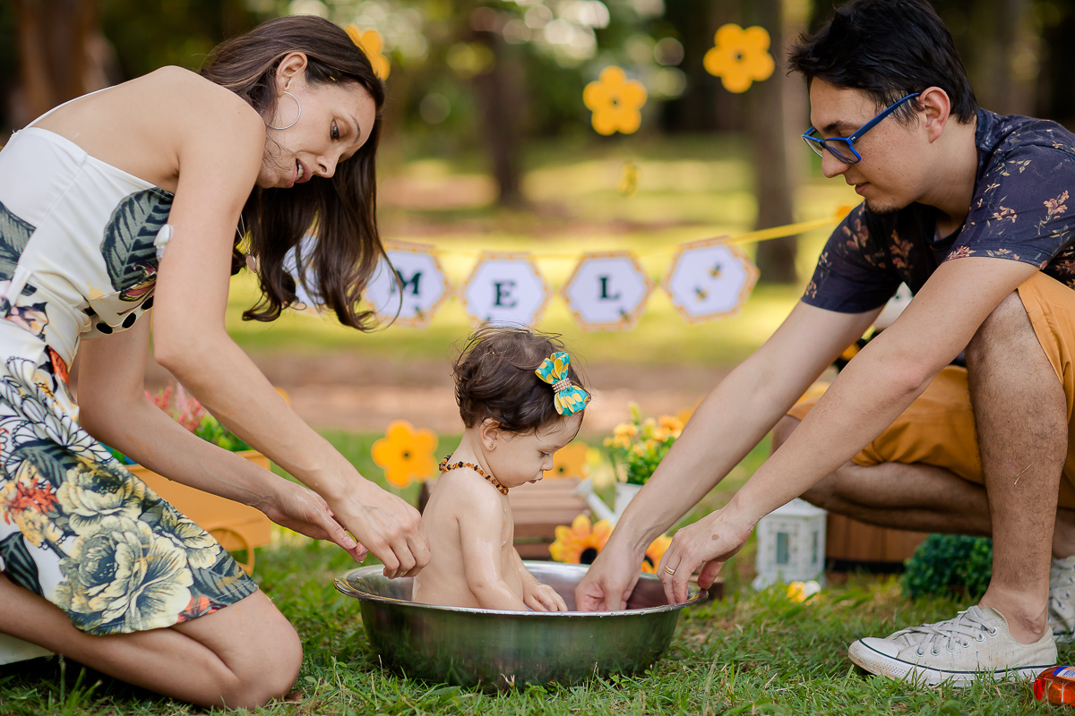 Muitos sorrisos e muita gostosura, A doce Mel se divertiu e se lambuzou com seu Papai e sua Mamãe, que família linda!
