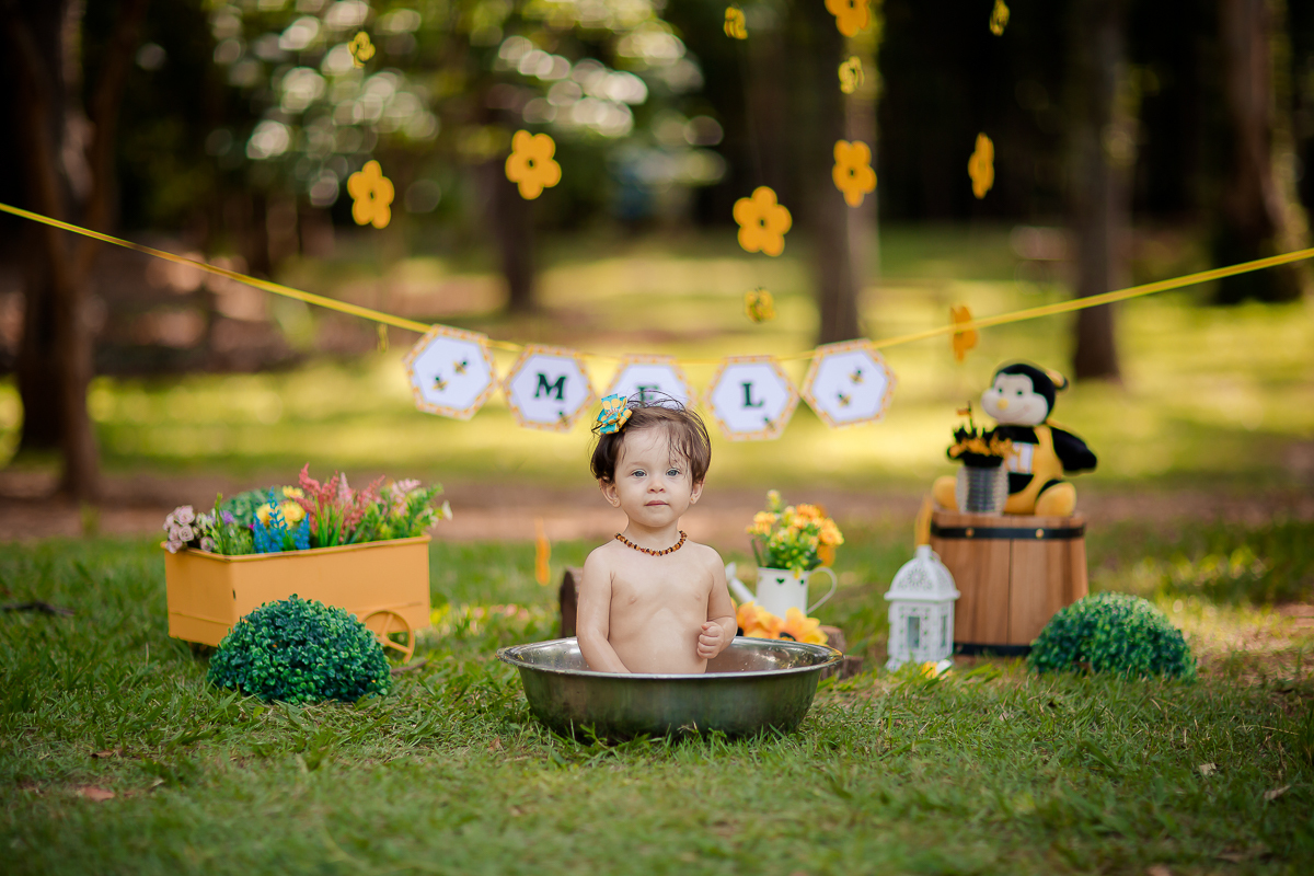 Muitos sorrisos e muita gostosura, A doce Mel se divertiu e se lambuzou com seu Papai e sua Mamãe, que família linda!