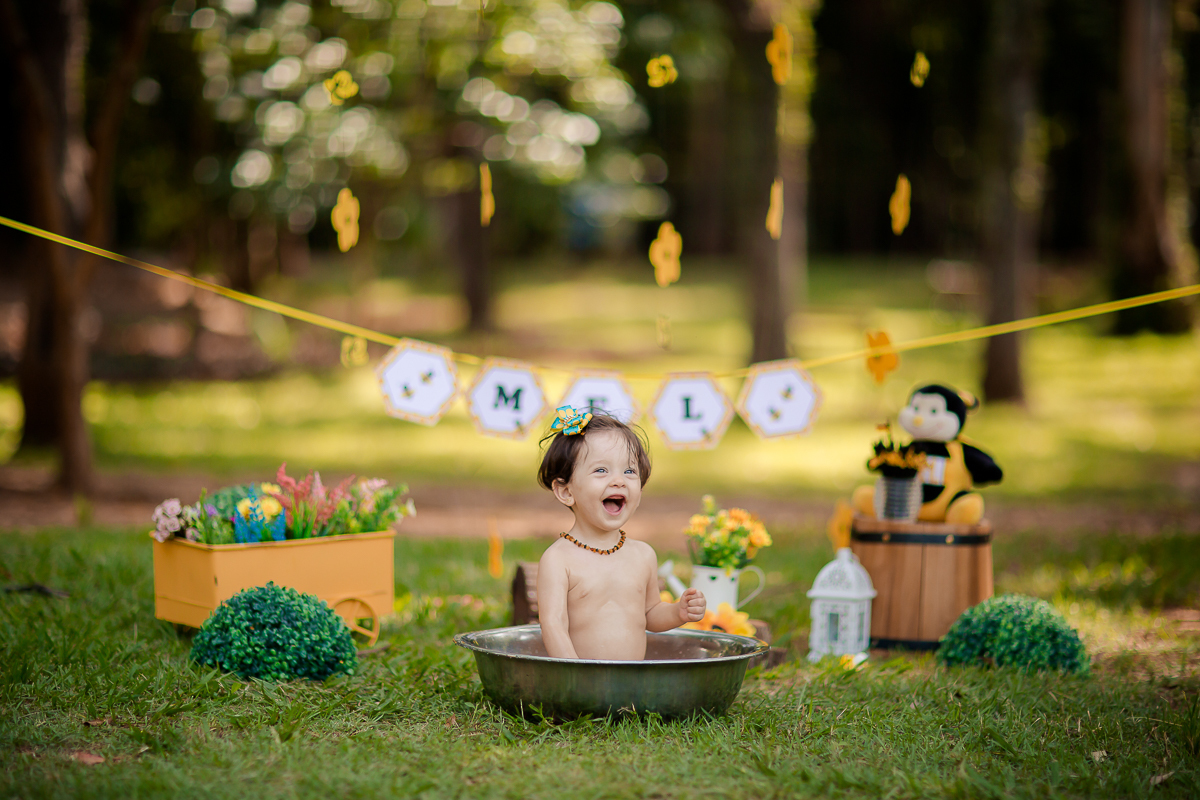 Muitos sorrisos e muita gostosura, A doce Mel se divertiu e se lambuzou com seu Papai e sua Mamãe, que família linda!