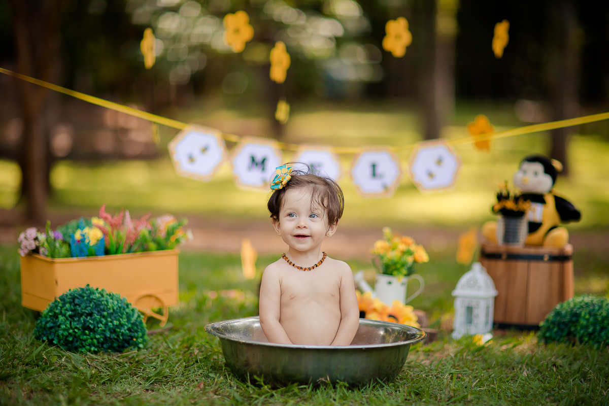 Muitos sorrisos e muita gostosura, A doce Mel se divertiu e se lambuzou com seu Papai e sua Mamãe, que família linda!