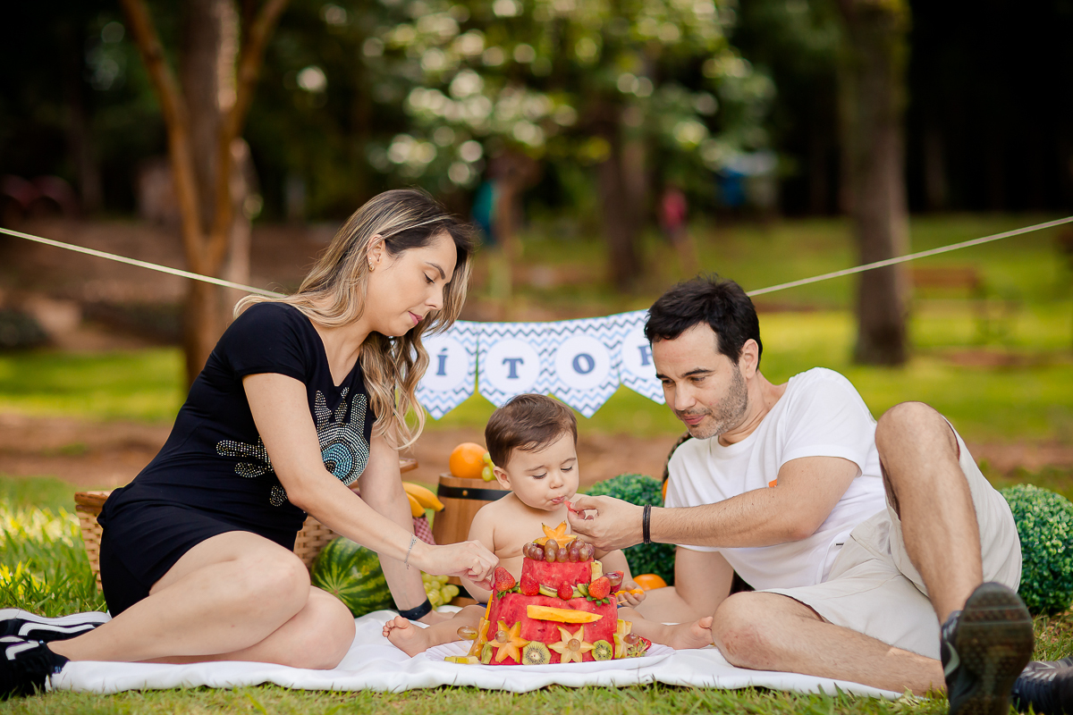 Humm, quantas frutinhas gostosas!!!

Vitor é um bebê mega fofo que curtiu muito todas as frutinhas do seu smash <3

E depois se divertiu em um delicioso banho de bacia...