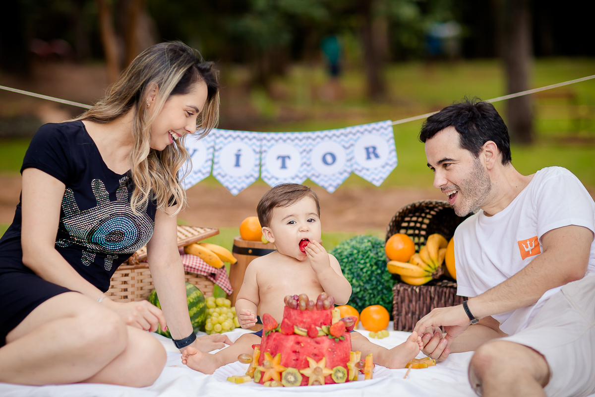 Humm, quantas frutinhas gostosas!!!

Vitor é um bebê mega fofo que curtiu muito todas as frutinhas do seu smash <3

E depois se divertiu em um delicioso banho de bacia...