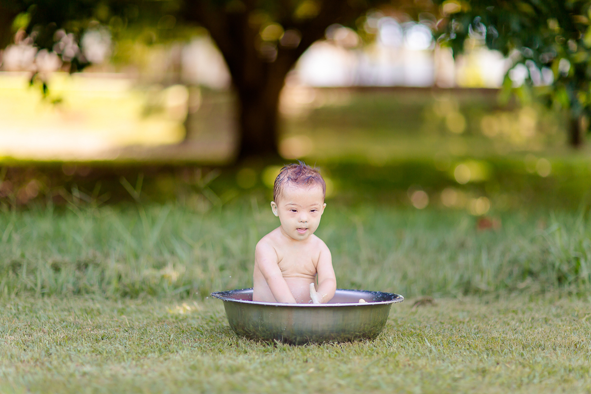 Pedro completou 1 aninho!
E para comemorar teve uma linda sessão de smash the cake.
Logo que viu o bolo foi direto com a mão em todo aquele chantilly, e adorou
O pequeno Pedro aproveitou muuuito o seu ensaio, brincou com o bolo e amou o banho de bacia 