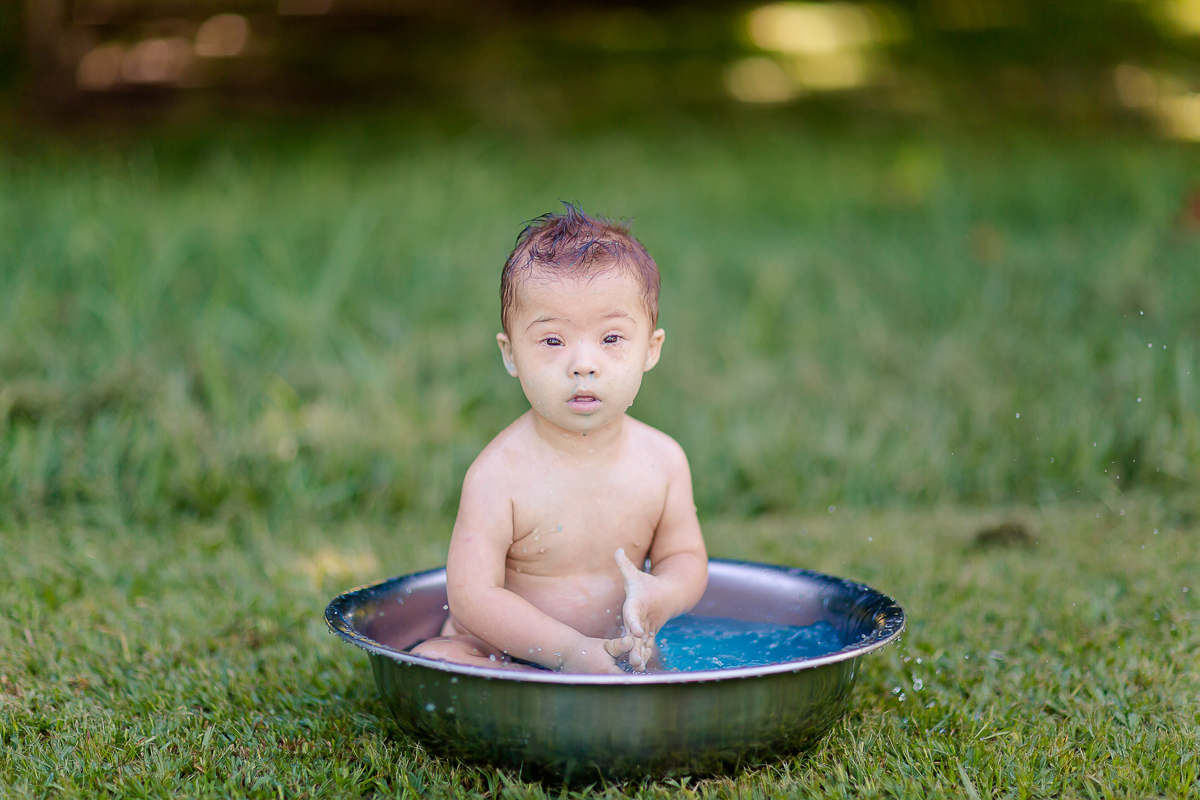 Pedro completou 1 aninho!
E para comemorar teve uma linda sessão de smash the cake.
Logo que viu o bolo foi direto com a mão em todo aquele chantilly, e adorou
O pequeno Pedro aproveitou muuuito o seu ensaio, brincou com o bolo e amou o banho de bacia 