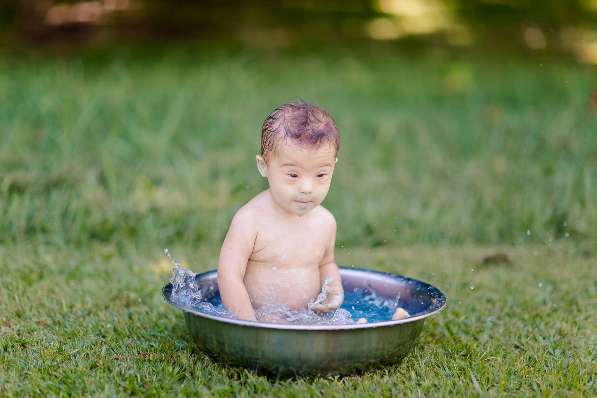 Pedro completou 1 aninho!
E para comemorar teve uma linda sessão de smash the cake.
Logo que viu o bolo foi direto com a mão em todo aquele chantilly, e adorou
O pequeno Pedro aproveitou muuuito o seu ensaio, brincou com o bolo e amou o banho de bacia 