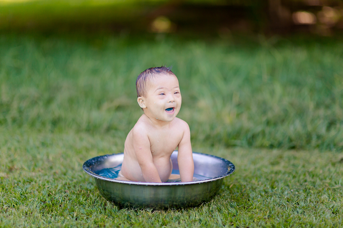 Pedro completou 1 aninho!
E para comemorar teve uma linda sessão de smash the cake.
Logo que viu o bolo foi direto com a mão em todo aquele chantilly, e adorou
O pequeno Pedro aproveitou muuuito o seu ensaio, brincou com o bolo e amou o banho de bacia 