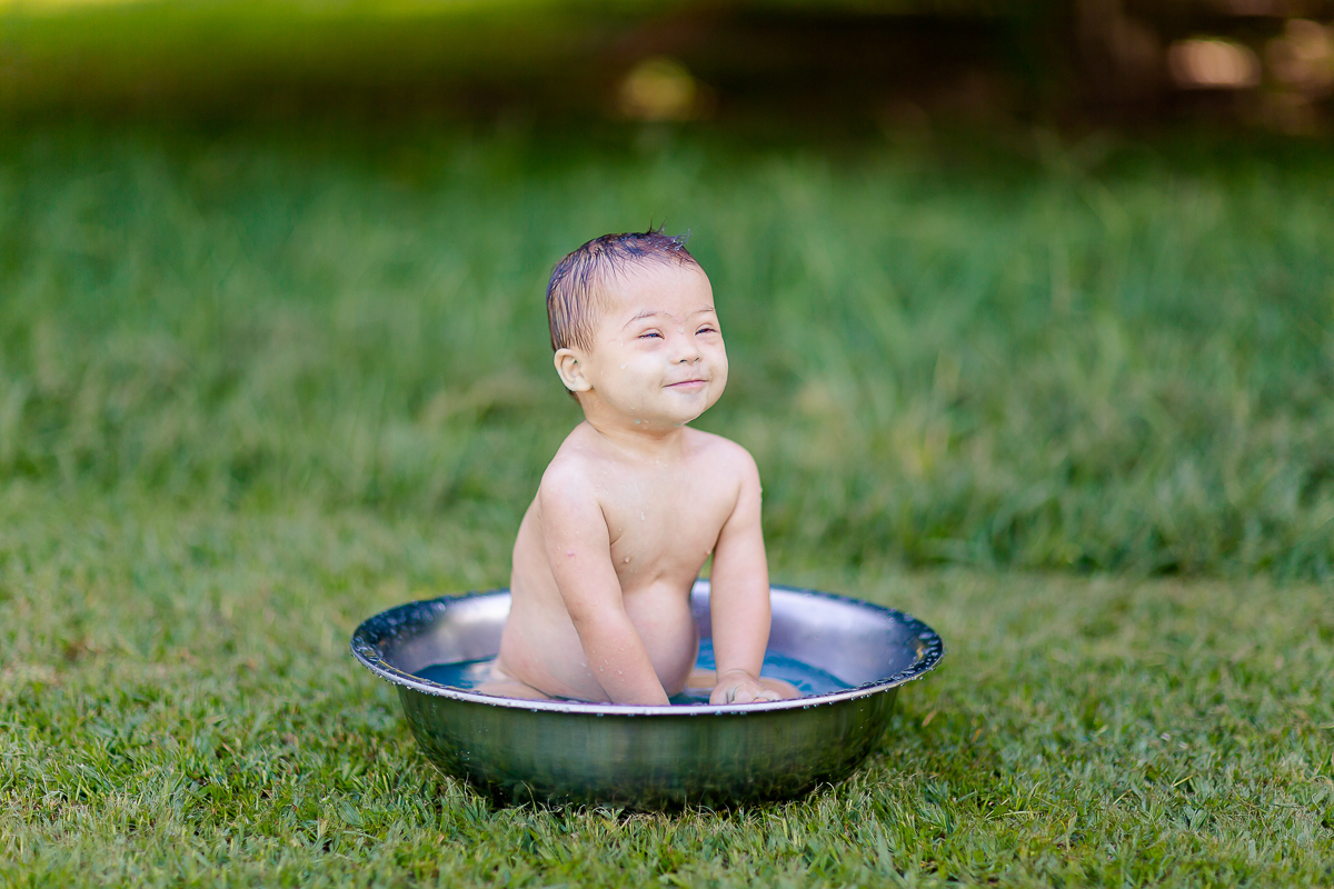 Pedro completou 1 aninho!
E para comemorar teve uma linda sessão de smash the cake.
Logo que viu o bolo foi direto com a mão em todo aquele chantilly, e adorou
O pequeno Pedro aproveitou muuuito o seu ensaio, brincou com o bolo e amou o banho de bacia 