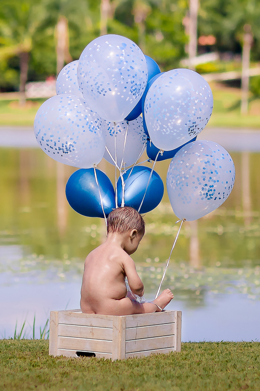 Pedro completou 1 aninho!
E para comemorar teve uma linda sessão de smash the cake.
Logo que viu o bolo foi direto com a mão em todo aquele chantilly, e adorou
O pequeno Pedro aproveitou muuuito o seu ensaio, brincou com o bolo e amou o banho de bacia 