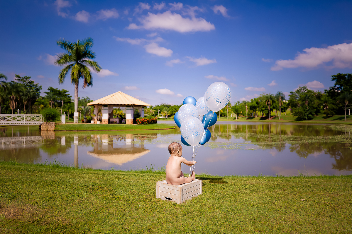 Pedro completou 1 aninho!
E para comemorar teve uma linda sessão de smash the cake.
Logo que viu o bolo foi direto com a mão em todo aquele chantilly, e adorou
O pequeno Pedro aproveitou muuuito o seu ensaio, brincou com o bolo e amou o banho de bacia 