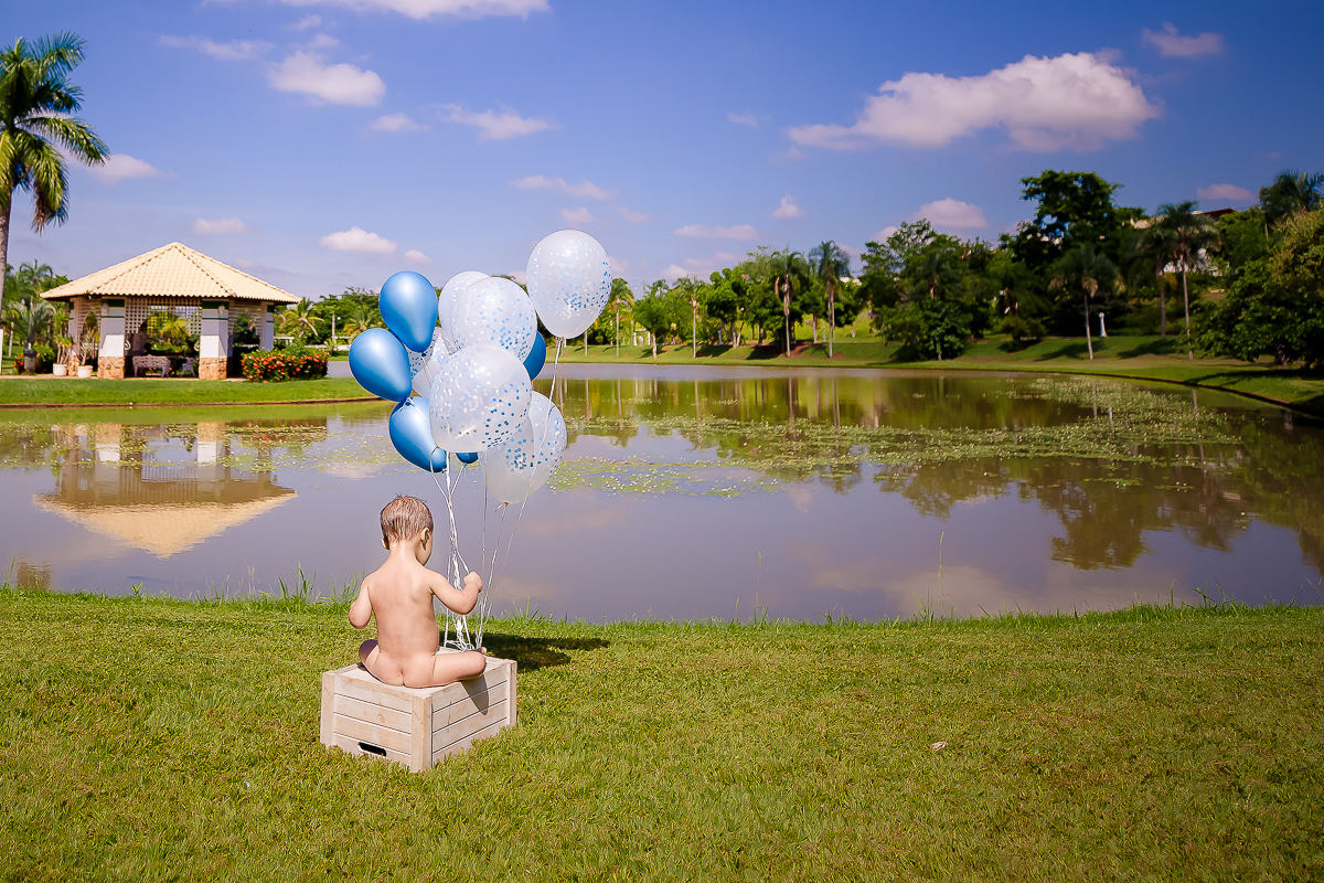 Pedro completou 1 aninho!
E para comemorar teve uma linda sessão de smash the cake.
Logo que viu o bolo foi direto com a mão em todo aquele chantilly, e adorou
O pequeno Pedro aproveitou muuuito o seu ensaio, brincou com o bolo e amou o banho de bacia 