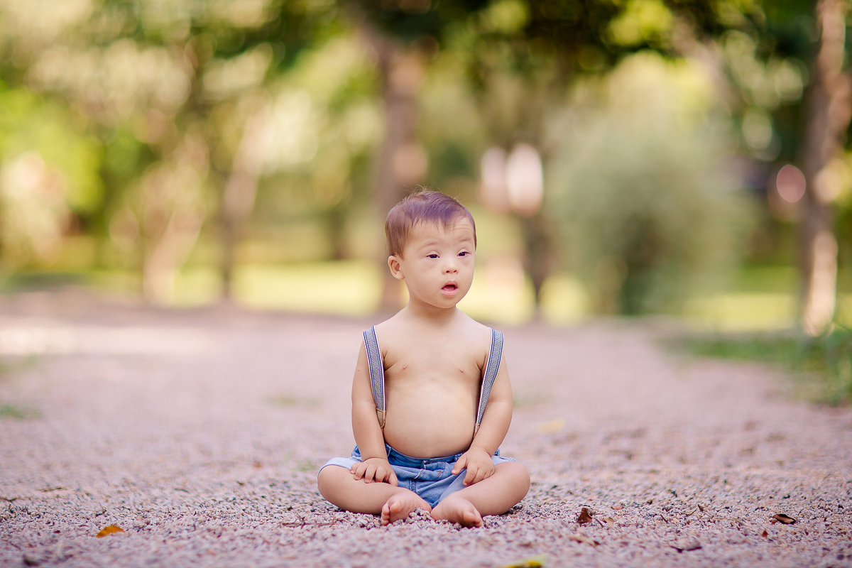 Pedro completou 1 aninho!
E para comemorar teve uma linda sessão de smash the cake.
Logo que viu o bolo foi direto com a mão em todo aquele chantilly, e adorou
O pequeno Pedro aproveitou muuuito o seu ensaio, brincou com o bolo e amou o banho de bacia 