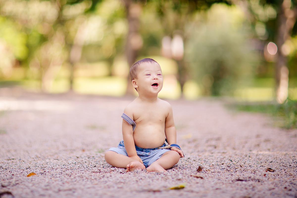 Pedro completou 1 aninho!
E para comemorar teve uma linda sessão de smash the cake.
Logo que viu o bolo foi direto com a mão em todo aquele chantilly, e adorou
O pequeno Pedro aproveitou muuuito o seu ensaio, brincou com o bolo e amou o banho de bacia 