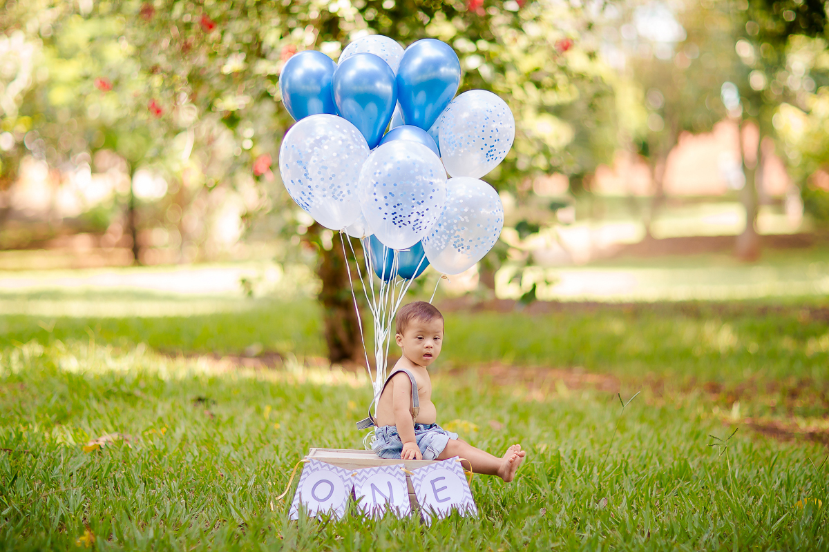 Pedro completou 1 aninho!
E para comemorar teve uma linda sessão de smash the cake.
Logo que viu o bolo foi direto com a mão em todo aquele chantilly, e adorou
O pequeno Pedro aproveitou muuuito o seu ensaio, brincou com o bolo e amou o banho de bacia 