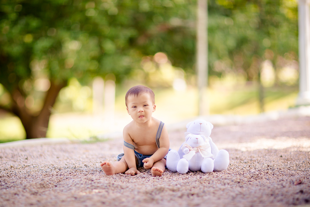 Pedro completou 1 aninho!
E para comemorar teve uma linda sessão de smash the cake.
Logo que viu o bolo foi direto com a mão em todo aquele chantilly, e adorou
O pequeno Pedro aproveitou muuuito o seu ensaio, brincou com o bolo e amou o banho de bacia 