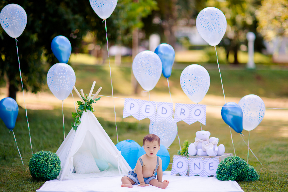 Pedro completou 1 aninho!
E para comemorar teve uma linda sessão de smash the cake.
Logo que viu o bolo foi direto com a mão em todo aquele chantilly, e adorou
O pequeno Pedro aproveitou muuuito o seu ensaio, brincou com o bolo e amou o banho de bacia 