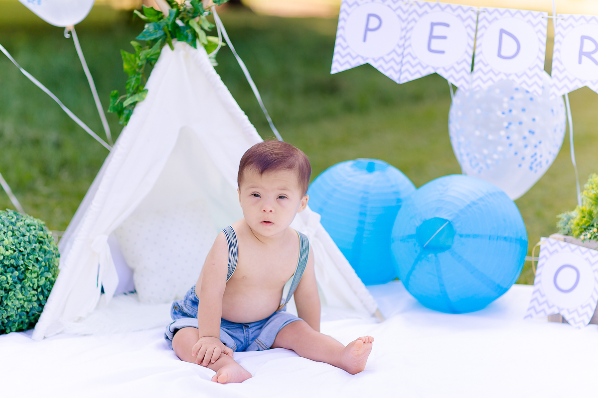 Pedro completou 1 aninho!
E para comemorar teve uma linda sessão de smash the cake.
Logo que viu o bolo foi direto com a mão em todo aquele chantilly, e adorou
O pequeno Pedro aproveitou muuuito o seu ensaio, brincou com o bolo e amou o banho de bacia 